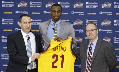 把解说台后 把解说台后